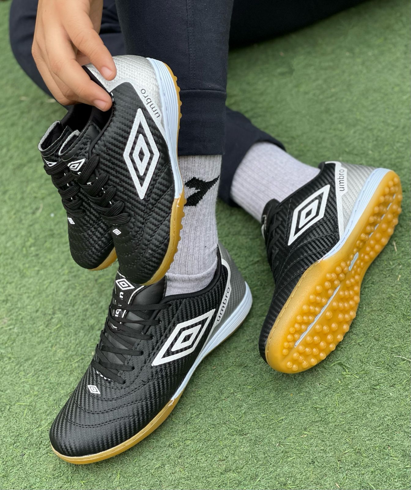 Chuteira Tocco III Club Masculino Umbro. Zapatillas de fútbol para hombre en color negro con detalles en verde y blanco. Diseño moderno y materiales de alta calidad.